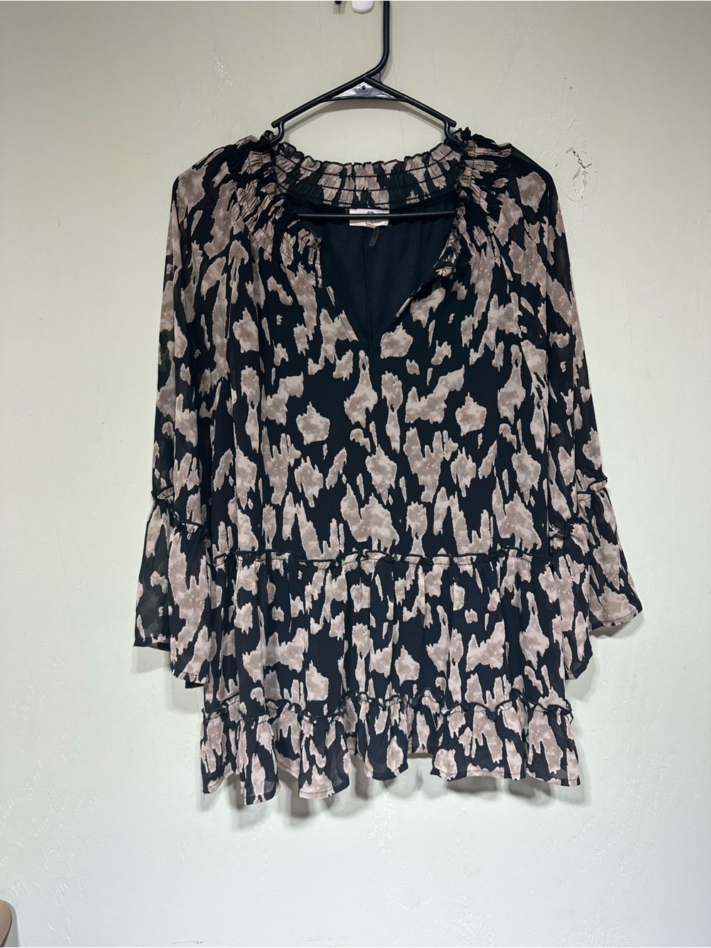 entro printed tiered 3/4 sleeve v neck long length blouse women’s size large